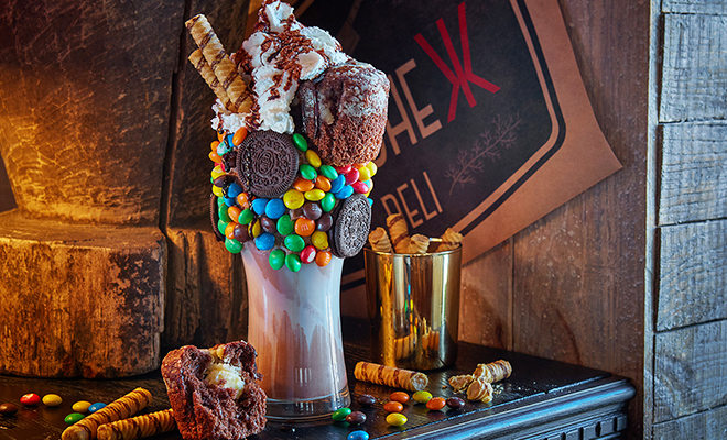 Freakshake: история создания и рецепт самого безумного коктейля современности