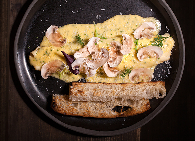 Фото - Рецепт для воскресного завтрака: омлет с творожным сыром и голландским соусом