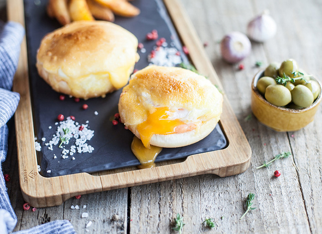 Фото - Рецепт для воскресного завтрака: запеченные яйца-пашот с голландским соусом